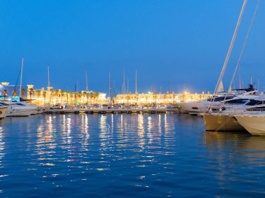 Alicante'de akşam saatlerinde güzel bir liman ve gezinti yanıyordu. İspanya.