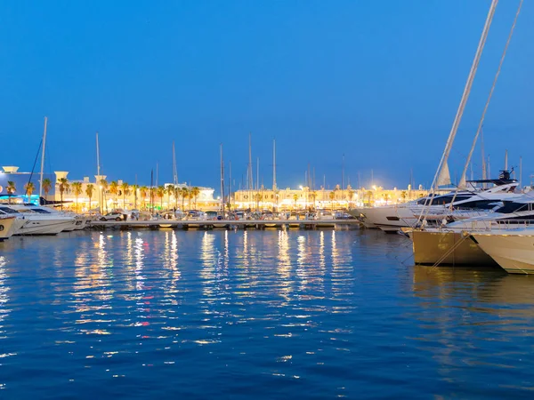 Belo porto e passeio iluminado à noite em Alicante. Espanha . — Fotografia de Stock