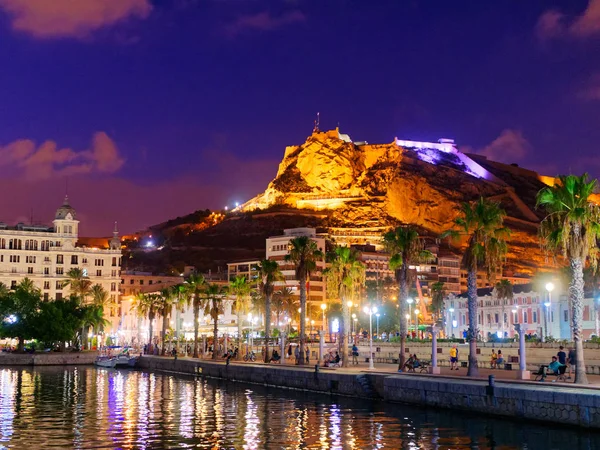 Belle promenade à Alicante la nuit. Espagne Image En Vente