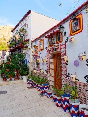 Alicante, Santa Cruz'da güzel bir şekilde dekore edilmiş bir sokak. İspanya.