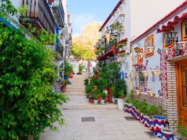 Alicante, Santa Cruz'da güzel bir şekilde dekore edilmiş bir sokak. İspanya.