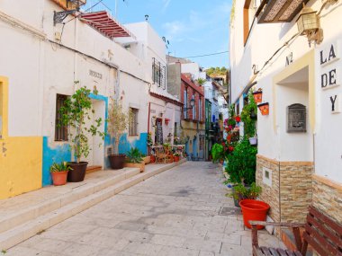 Alicante, Santa Cruz'da güzel bir şekilde dekore edilmiş bir sokak. İspanya.