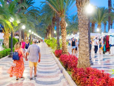 Alicante, İspanya - 09.03.2018. Alicante merkezinde gece palmiye güzel sokak. Explanada de Espana İspanya.