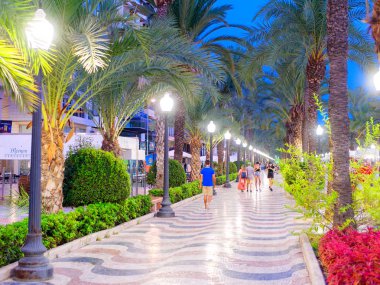 Alicante, Ispanya-09.03.2018. Alicante merkezinde gece avuç içi güzel sokak. Açıklamada de Espana. İspanya