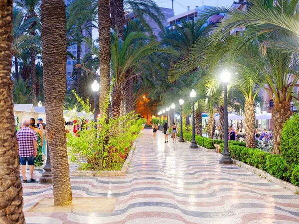 Alicante, Ispanya-09.03.2018. Alicante merkezinde gece avuç içi güzel sokak. Açıklamada de Espana. İspanya