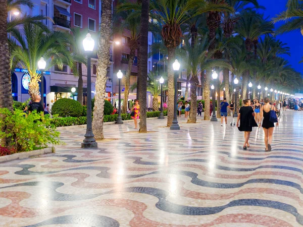 Alicante, Ispanya-09.03.2018. Alicante merkezinde gece avuç içi güzel sokak. Açıklamada de Espana. İspanya