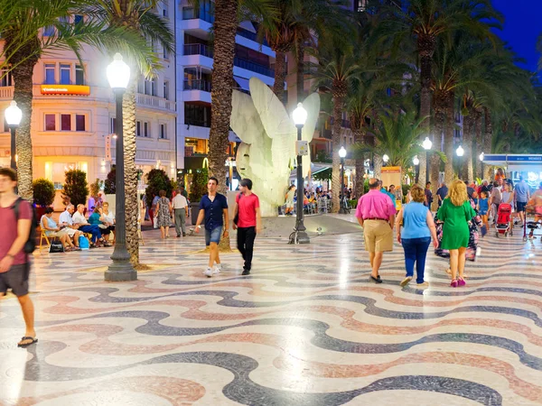 Alicante, Ispanya-09.03.2018. Alicante merkezinde gece avuç içi güzel sokak. Açıklamada de Espana. İspanya