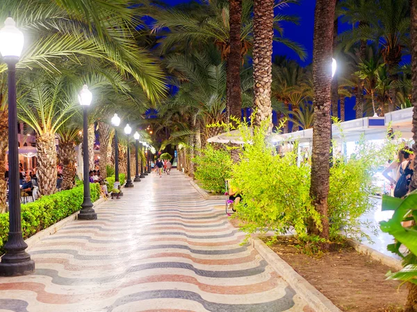 Alicante, Ispanya-09.03.2018. Alicante merkezinde gece avuç içi güzel sokak. Açıklamada de Espana. İspanya