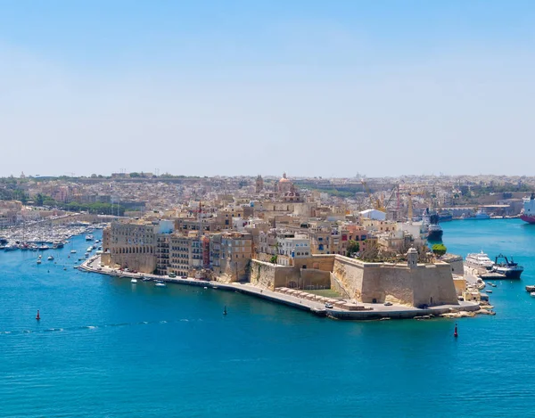 Vue sur la ville de Birgu et Fort St Angelo depuis La Valette. Malte . Photos De Stock Libres De Droits