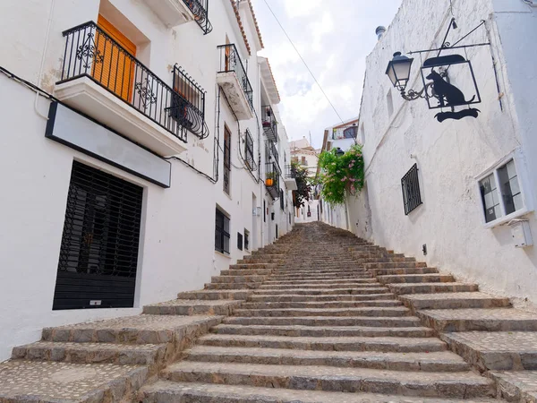 Hermosa calle estrecha entre casas blancas en Altea. Costa Blanca, España . — Foto de Stock