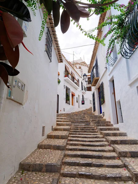 Hermosa calle estrecha entre casas blancas en Altea. Costa Blanca, España . — Foto de Stock