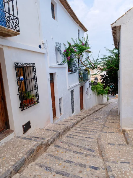 Uma bela rua com belas casas brancas em Altea. Costa Blanca. Espanha . — Fotografia de Stock