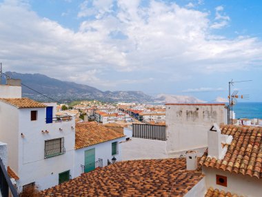 Arka planda Altea şehrinin ve denizin panoraması. Tepeden manzara. Costa Blanca, İspanya.
