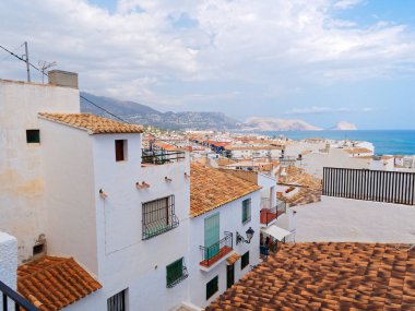 Arka planda Altea şehrinin ve denizin panoraması. Tepeden manzara. Costa Blanca, İspanya.