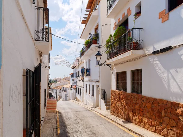 Hermosa calle estrecha en el casco antiguo de Altea. Costa Blanca, España . — Foto de Stock