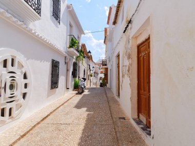 Altea eski kasabasında güzel dar sokak. Costa Blanca, İspanya