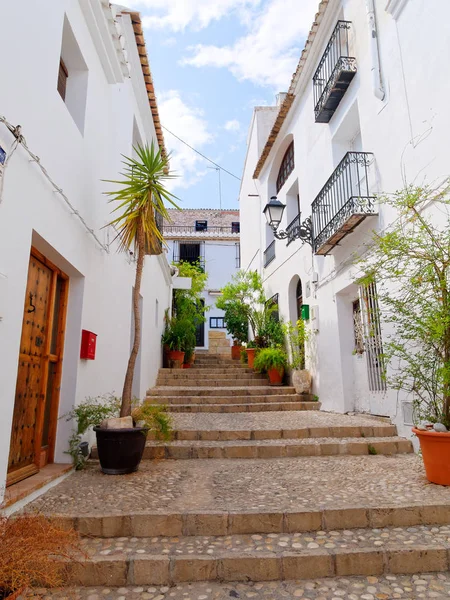 Hermosa calle estrecha en el casco antiguo de Altea. Costa Blanca, España — Foto de Stock