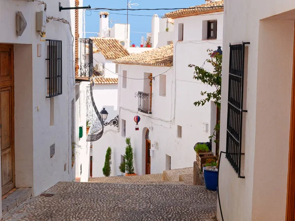 Hermosa calle estrecha en el casco antiguo de Altea. Costa Blanca, España — Foto de Stock