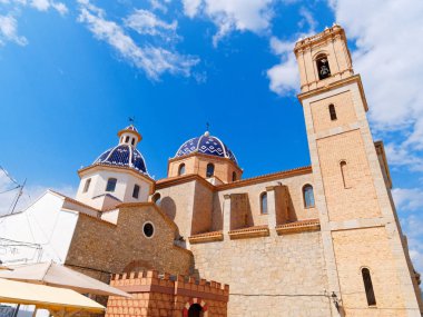 Altea 'daki tepenin üzerindeki kilise ve eski kasaba manzarası.