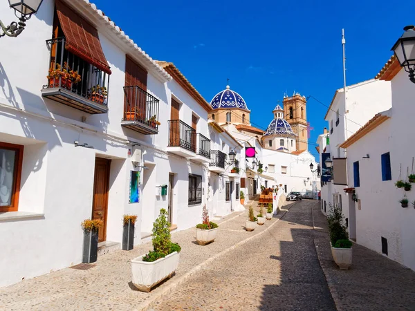 Hermosa calle estrecha del casco antiguo de Altea. España . — Foto de Stock