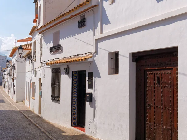 Hermosa calle estrecha del casco antiguo de Altea. España . — Foto de Stock