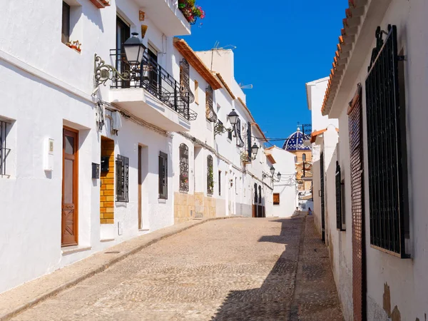 Hermosa calle estrecha del casco antiguo de Altea. España . — Foto de Stock