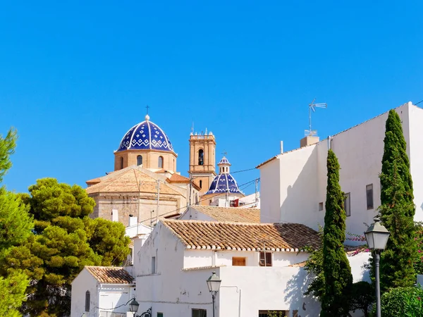 Panorama de la ciudad de Altea. Un hermoso casco antiguo en la colina . — Foto de Stock