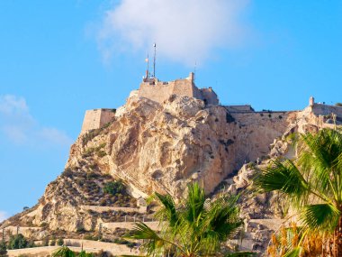 Alicante tepesindeki kale. İspanya