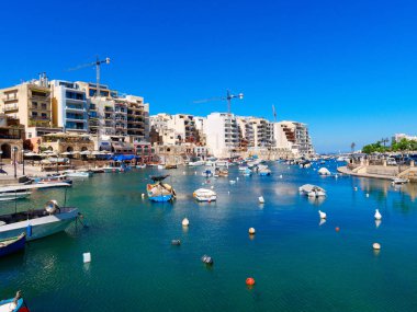 Spinola Körfezi 'nde büyüleyici tekneler. Malta.