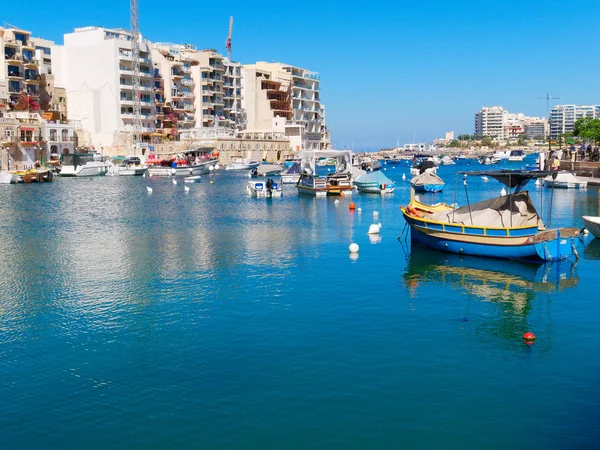 Barcos con encanto en Spinola Bay. Malta . — Foto de Stock