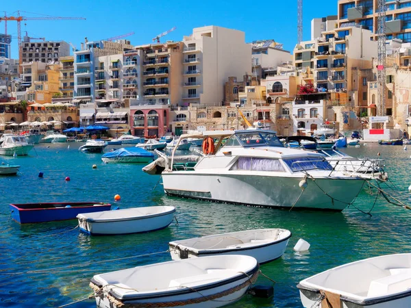 Charmiga båtar i Spinola Bay. Förenade kungariket. — Stockfoto