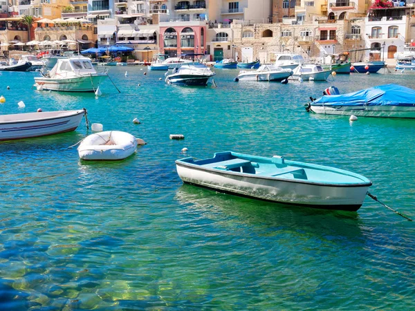 Urocze łodzie w zatoce Spinola. Malta. — Zdjęcie stockowe