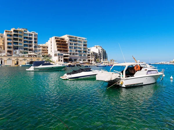 Barcos encantadores em Spinola Bay. Malta . — Fotografia de Stock