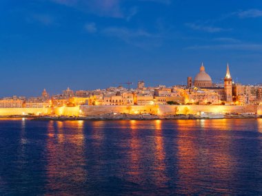 Geceleri Valletta 'nın güzel manzarası. Malta.