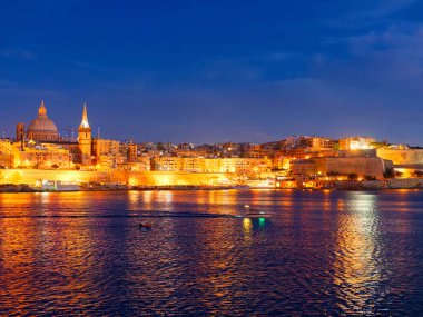 Geceleri Valletta 'nın güzel manzarası. Malta.