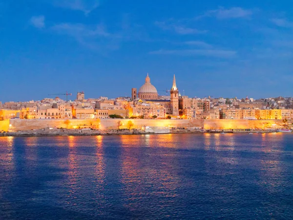 Vacker utsikt över Valletta på natten. Förenade kungariket. — Stockfoto