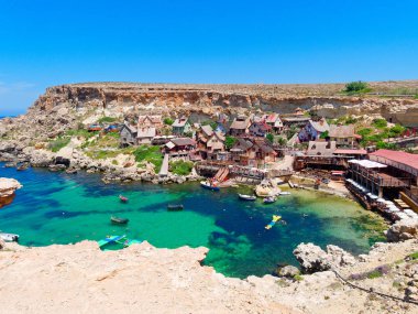 Gök mavisi ve berrak suyu olan güzel bir Anchor Bay. Malta.