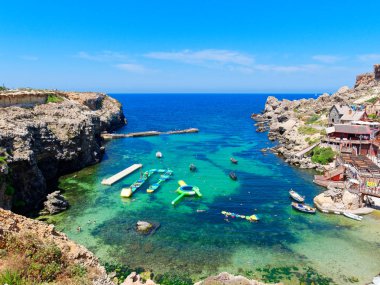 Gök mavisi ve berrak suyu olan güzel bir Anchor Bay. Malta.