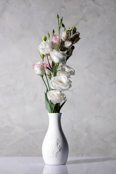 Florero Con Hermosas Flores Sobre Fondo Gris —  Fotos de Stock