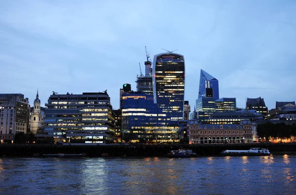 Londra'nın modern binalar gece