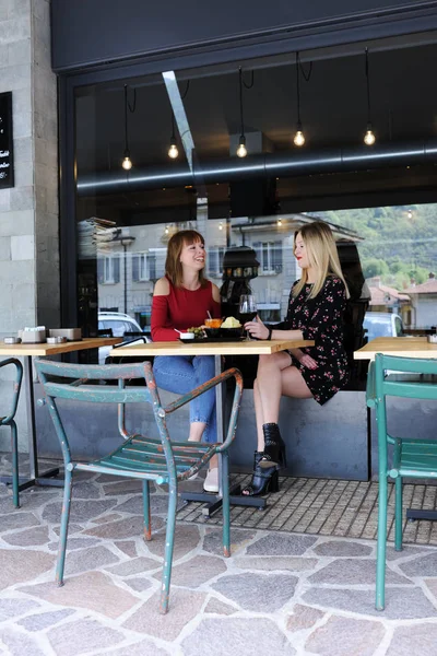 Mujeres Jóvenes Bonitas Sentadas Afuera Cafetería —  Fotos de Stock