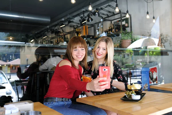 Güzel Kızlar Kafede Dışında Bir Selfie Alarak — Stok fotoğraf