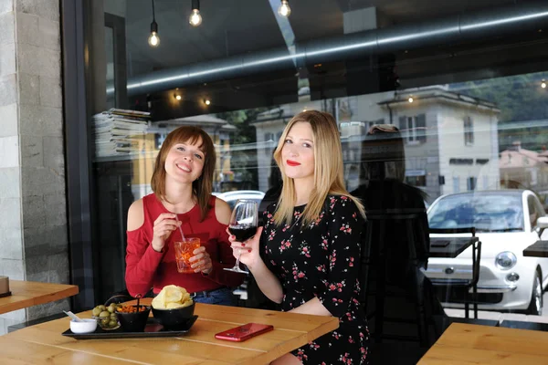 Mujeres Jóvenes Bonitas Sentadas Cafetería Afuera —  Fotos de Stock