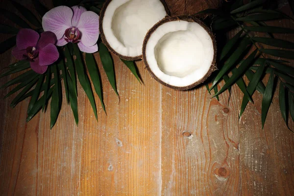 Coco Orquídeas Hojas Palma Sobre Fondo Madera — Foto de Stock