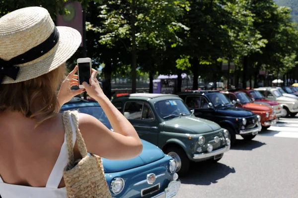 Elegancka Kobieta Fotografowanie Wystawa Samochodów Retro — Zdjęcie stockowe