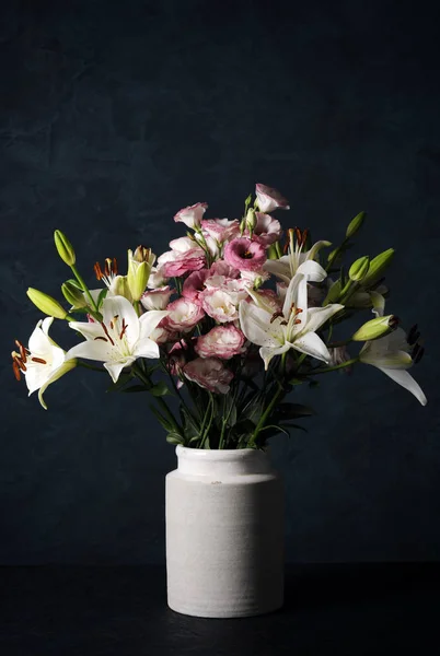 Hermosas Flores Sobre Fondo Azul Oscuro —  Fotos de Stock