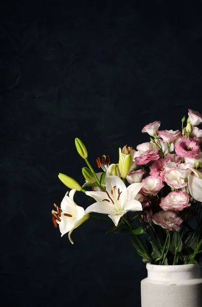 Hermosas Flores Sobre Fondo Azul Oscuro —  Fotos de Stock