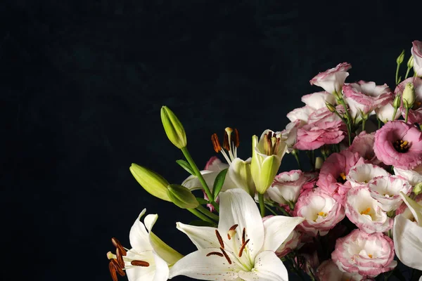 Hermosas Flores Sobre Fondo Azul Oscuro —  Fotos de Stock