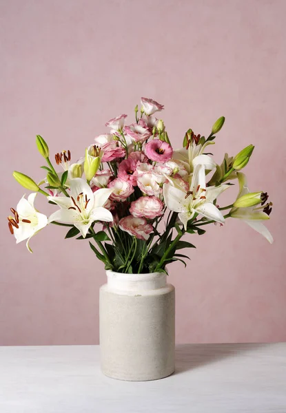 Κομψό Floral Σύνθεση Ροζ Φόντο — Φωτογραφία Αρχείου