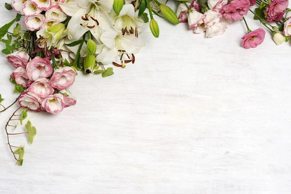 Ram Vackra Blommor Vit Bakgrund — Stockfoto
